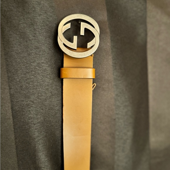 Gucci Tan Leather Belt with Silver Emblem Buckle - Picture 2 of 7